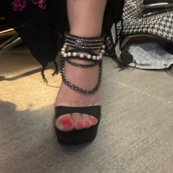 Guess - Picture 5 of 5